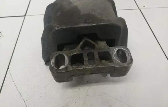 Skoda Octavia Mk1 (1U) Engine mount bracket 1J0199555