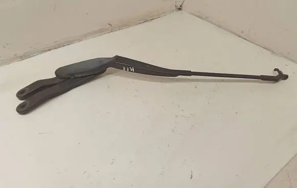 Front wiper blade arm