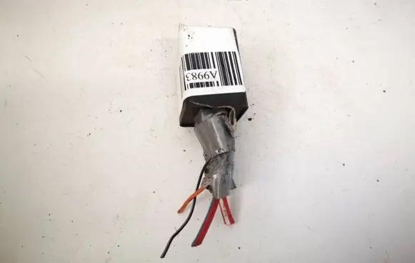 Volkswagen Golf II Glow plug pre-heat relay 443911261 899136