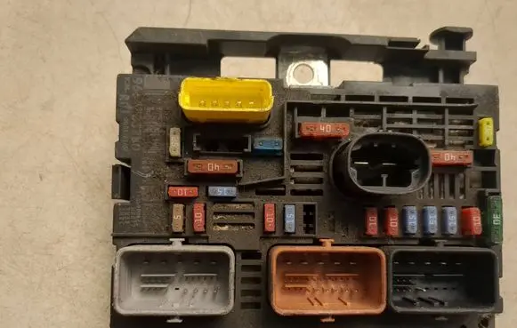 Citroen C4 I Fuse module 9664705880