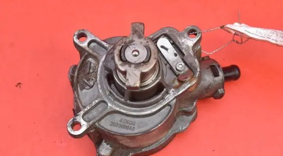 Volkswagen Jetta V Vacuum pump 07K145100B