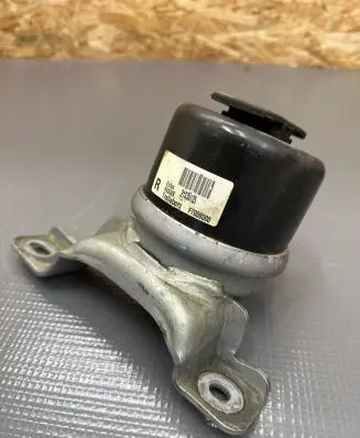 Volvo XC60 Engine mount bracket 31330135 F700800