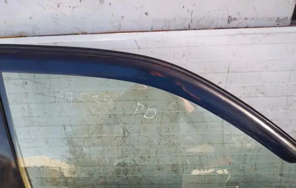 Nissan X-Trail T30 Front door window glass four-door