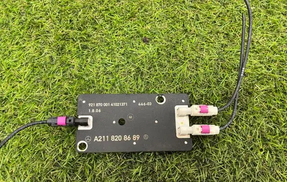 Mercedes-Benz CLS AMG C219 Aerial antenna amplifier A2118208689