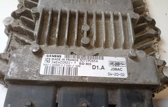 Volvo V50 Engine control unit/module 30729065A 5WS40092TT
