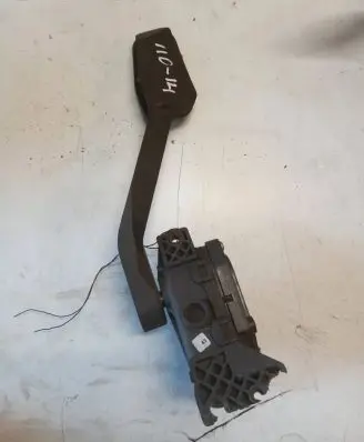 Volvo V70 Accelerator throttle pedal 30683515