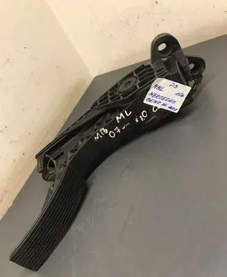 Mercedes-Benz ML W164 Accelerator throttle pedal A1643000104