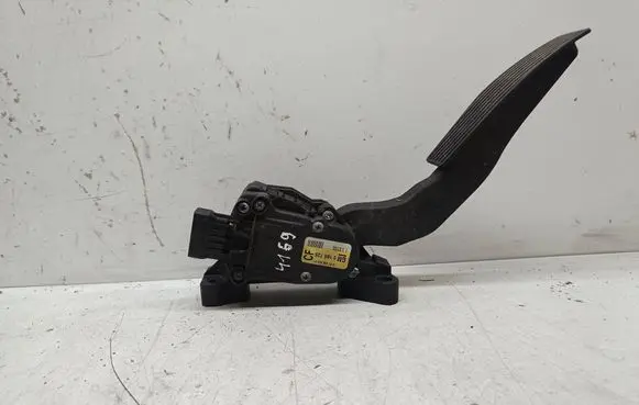 Accelerator throttle pedal