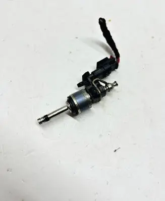 Volkswagen Polo VI Fuel injector 20200625