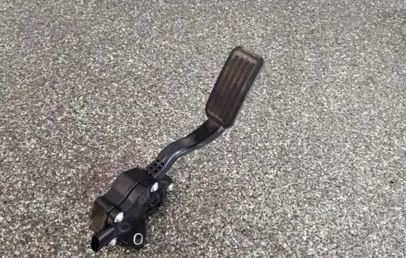 Toyota Urban Cruiser (XP110) Accelerator throttle pedal 7811052020 1988007021