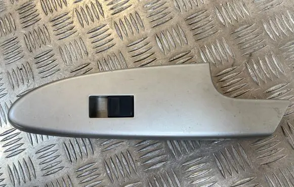 Toyota Urban Cruiser (XP110) Electric window control switch 7423152570