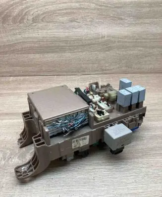 Toyota Corolla E120 E130 Fuse module 8264102040 8198005040