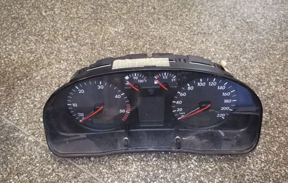 Volkswagen PASSAT B5 Speedometer (instrument cluster) 3B0919881P