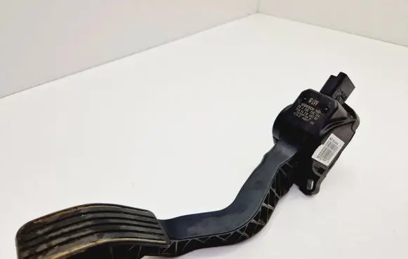 Accelerator throttle pedal