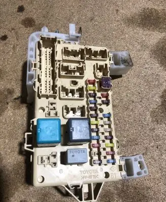 Toyota Corolla Verso E121 Fuse module 892210F010 3420489424 04102613032501