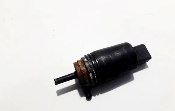BMW 5 E39 Windscreen/windshield washer pump 67128377612