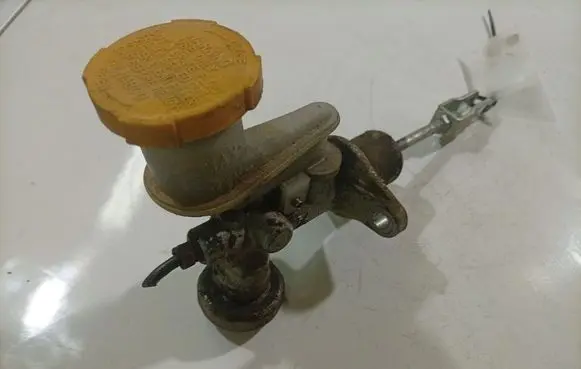 Subaru Forester SG Clutch master cylinder 