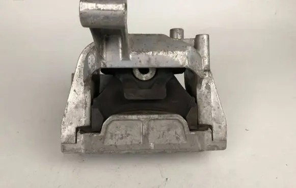 Volkswagen Tiguan Engine mount bracket 5N0199262 5N0199262L