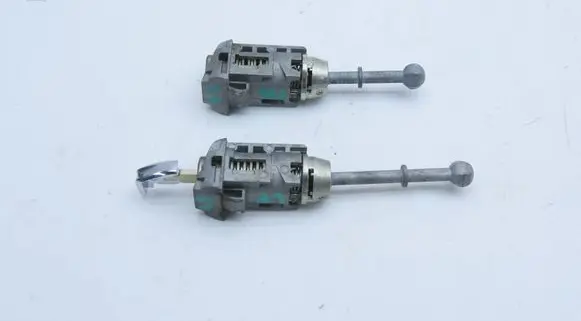 Opel Vivaro Coupe door lock (next to the handle)