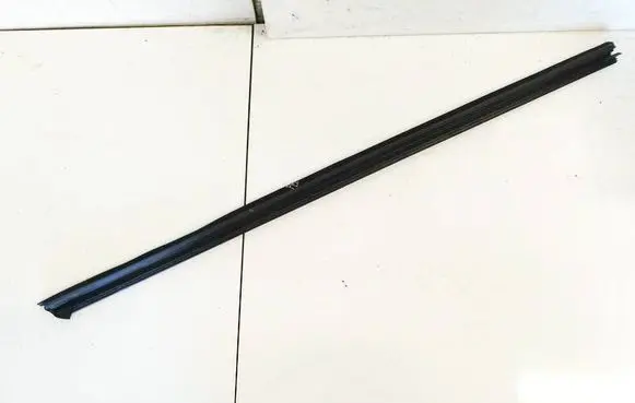 Toyota Avensis T270 Front door glass trim molding