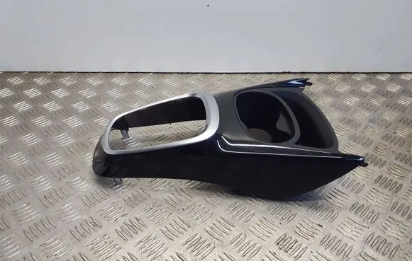 Toyota Yaris Gear shifter surround trim plastic 588040D221 588040d221 Mou021402