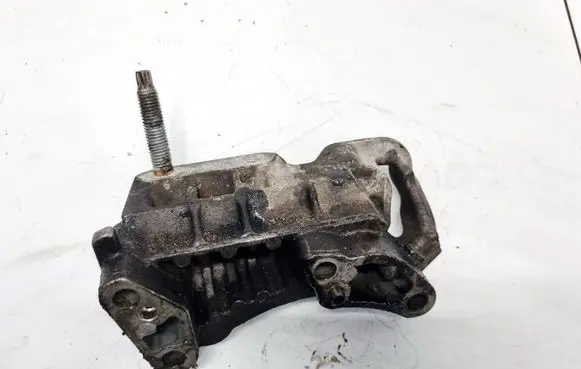 Ford Focus Engine mounting bracket
