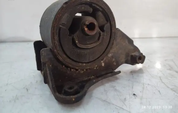 Nissan X-Trail T30 Engine mount bracket