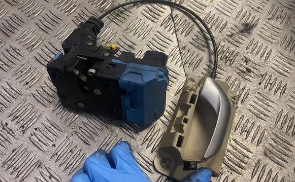 Volvo S80 Front door lock 8650546