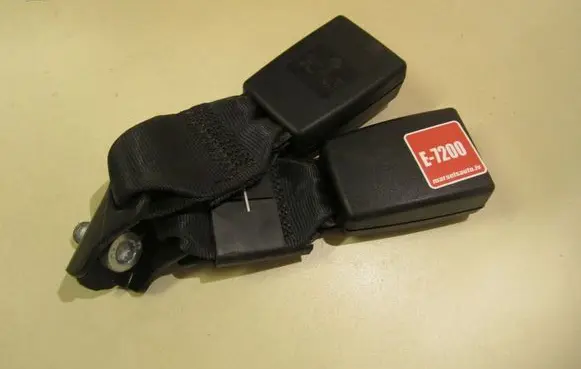 Volkswagen Jetta VI Middle seatbelt buckle (rear) 5C6857739
