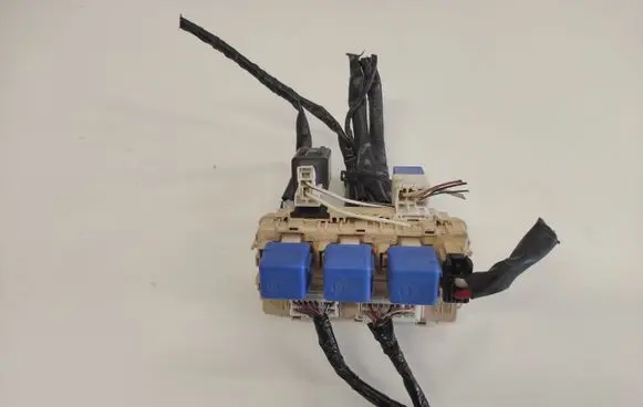 Nissan X-Trail T30 Fuse module 24330C9900
