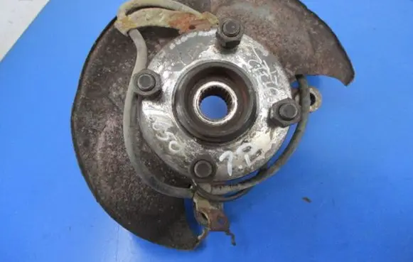 Suzuki Liana Front wheel hub spindle knuckle