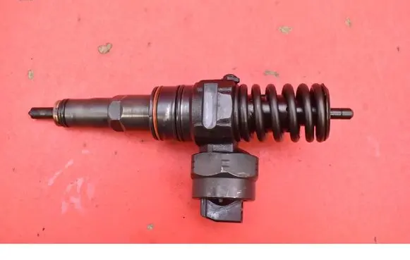 Volkswagen Golf IV Fuel injector 038130073F