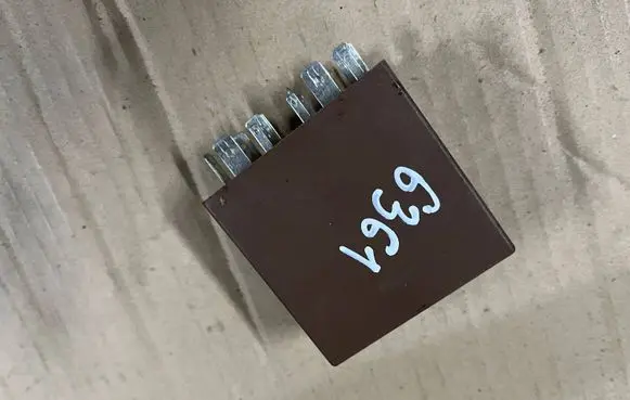 Volkswagen PASSAT B5.5 Window wiper relay 