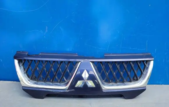 Mitsubishi Pajero Sport I Front bumper upper radiator grill 7450A029