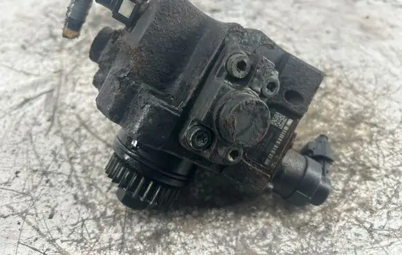 Renault Trafic III (X82) Fuel injection high pressure pump 0445010404