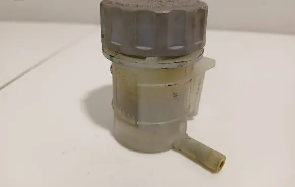 Honda CR-V Brake fluid reservoir 
