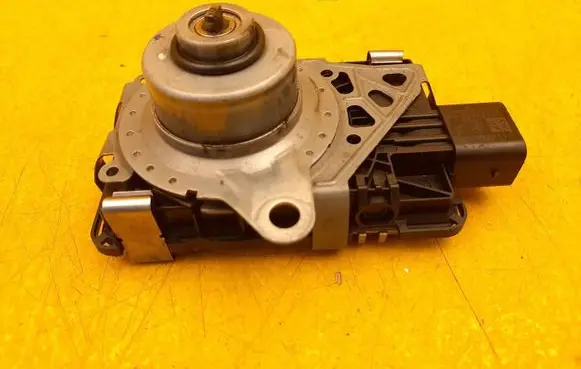 Mercedes-Benz GLE W167 Gearbox-reducer motor A1679011303