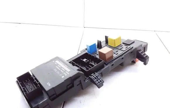 Opel Vectra C Relay mounting block 13193590 13223678