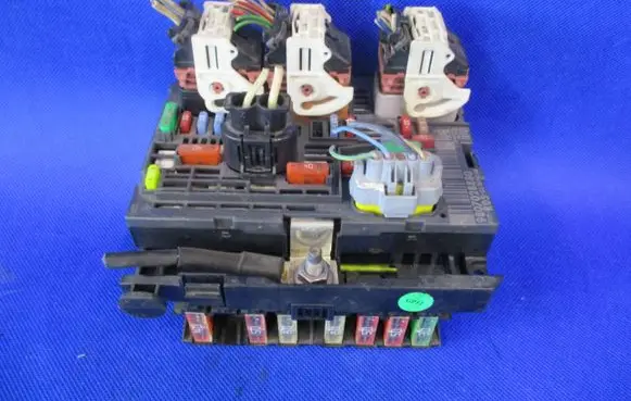 Peugeot 308 BSM Control unit 9807028880
