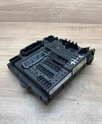 Volvo XC70 Fuse module 30728512 05W325