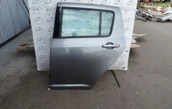 Suzuki Swift I Rear door