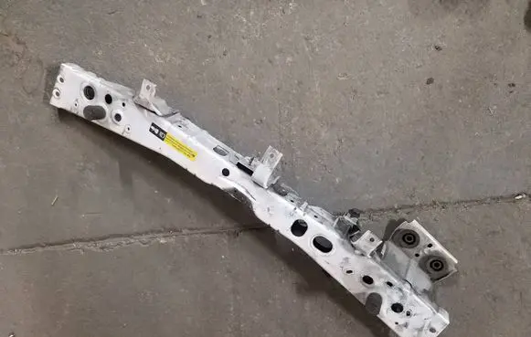 Nissan Note (E12) Front bumper support beam 