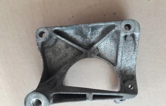 BMW 5 E60 E61 Engine mounting bracket 6761117