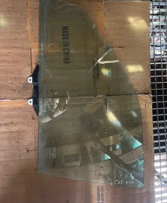 Honda CR-V Front door window glass four-door