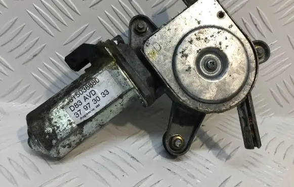 Peugeot 406 Front door window regulator motor 9615036880