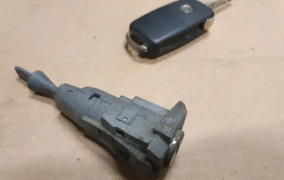Volkswagen Amarok Front door lock 2H0837167 7E0837202M