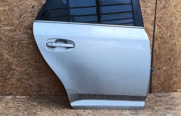 Toyota Avensis T270 Rear door