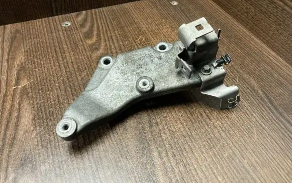 Mercedes-Benz Vito Viano W639 Engine mounting bracket 6510940039