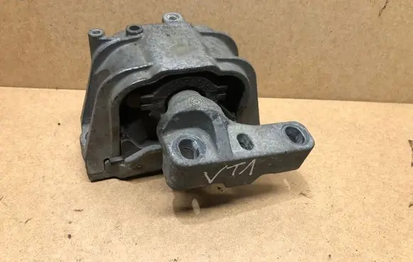 Volkswagen Touran I Engine mount bracket 1K0199262