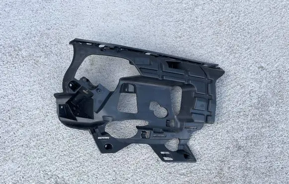 Headlight/headlamp mounting bracket